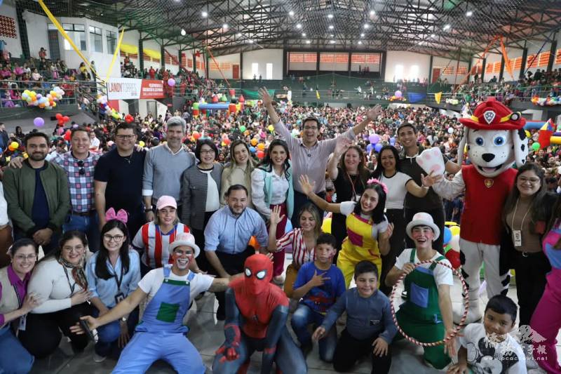 貴賓與群眾齊聚一堂共同歡慶兒童節