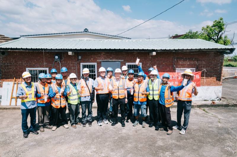 部長與公路局林福山局長、雲嘉南分局同仁及施工團隊合影，見證修繕工作順利完成