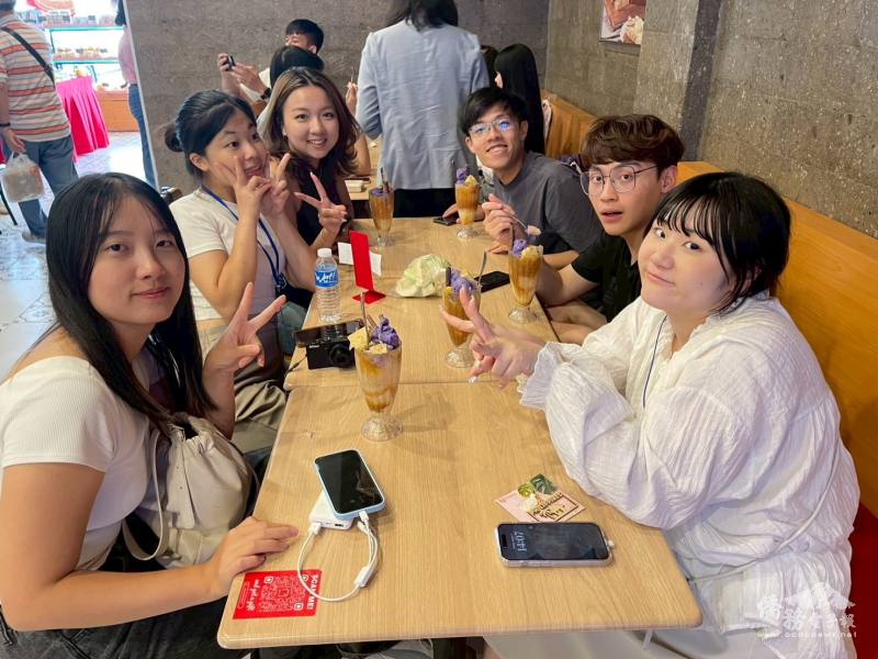 學員體驗菲國招牌冰品 Halo-Halo，在輕鬆對談中感受在地風味