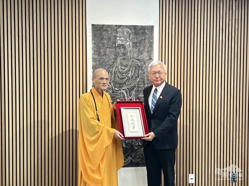 果暉法師（左）贈送結緣品給朱永昌（右）