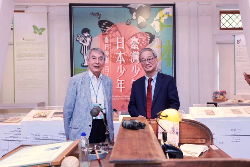 文化部長李遠（右）與株式會社手塚製作社長松谷孝征參觀「臺灣少年與日本少年—_臺日漫畫·百年邂逅」國際交流展並合影