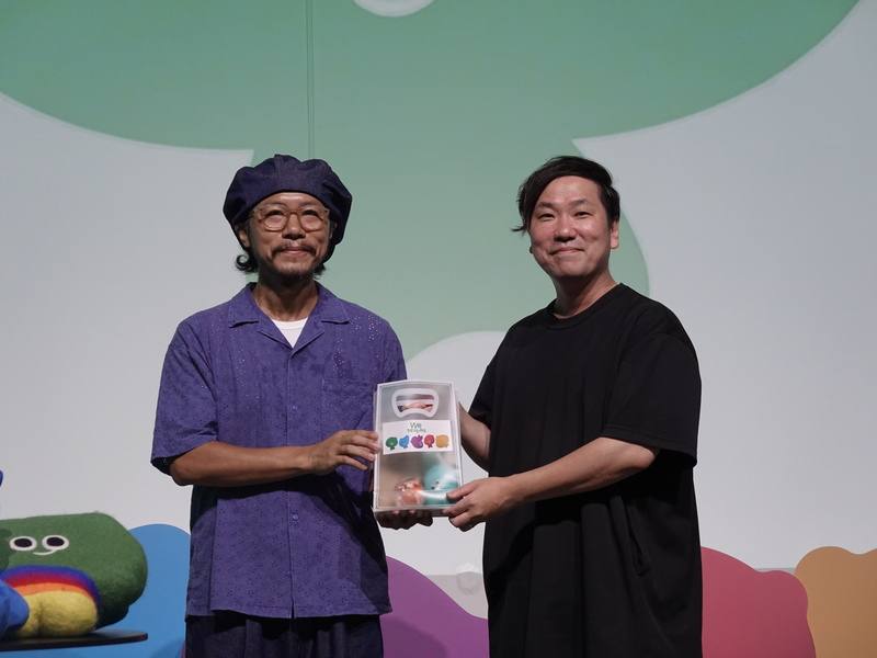 「We TAIWAN台灣文化in大阪．關西世博」16日晚間舉辦「a-We之夜」，a-We設計者方序中（左）與世博設計系統創意總監/藝術總監、也是第一個在社群上跟a-We打招呼的「小脈」設計者引地耕太同台分享設計理念