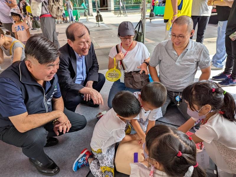 中國醫藥大學附設醫院17日與台中市消防局、台灣防災士協會等單位共同舉辦「防災韌性親子體驗營」，親子體驗CPR等急救知識