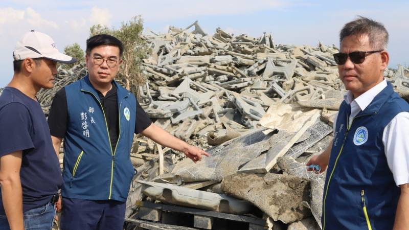 環境部長彭啓明（左2）16日前往視察嘉義縣義竹鄉新庄滯洪池受損光電板暫存場處理情形，直接目睹光電業者在現地違規破碎浮板，要求業者限期改善，否則將再度開罰