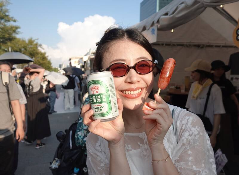文總主辦的「TAIWAN PLUS 2025 台日新風」邁入第二週，大阪中之島公園聚集許多台灣經典美食攤位。炎炎夏日，旅居大阪的台僑特別來買香腸配台灣啤酒，解鄉愁又消暑