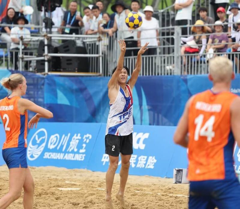 世運會沙灘合球混合團體賽，17日登場的金牌戰，台灣靠著黃英庭（中）投進致勝2分球，順利擊敗荷蘭摘金