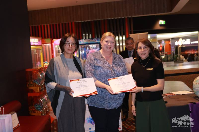 會長楊淑珠（右1）感謝參賽學校師長代表