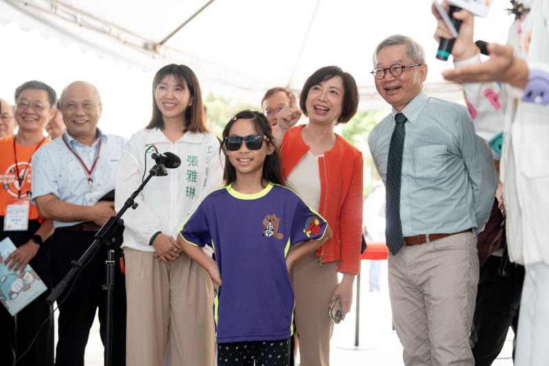 國科會吳誠文主委(右2)及貴賓們和小朋友一起體驗「未來許願牆」，小朋友們可說出對未來生活、科技與世界的想像，透過AI生成插畫，讓科技成為想像力的延伸器