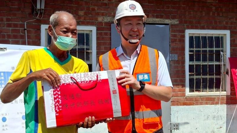 部長致贈當地住戶慰問禮盒