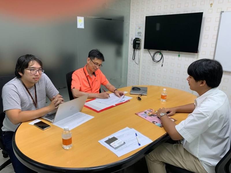 龍華科技大學於113學年開設新型專班，圖為泰國學生（右1）與專班合作廠商面試