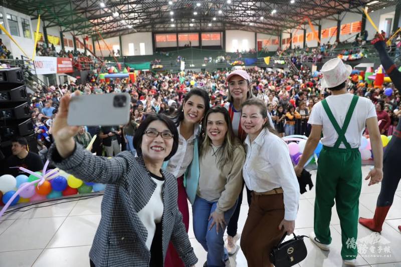 駐東方市總領事陳慧芬與民眾合影留念