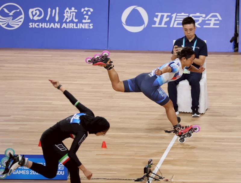 我國滑輪溜冰選手劉巧兮勇奪2025世界運動會女子自由式輪滑速度過樁金牌