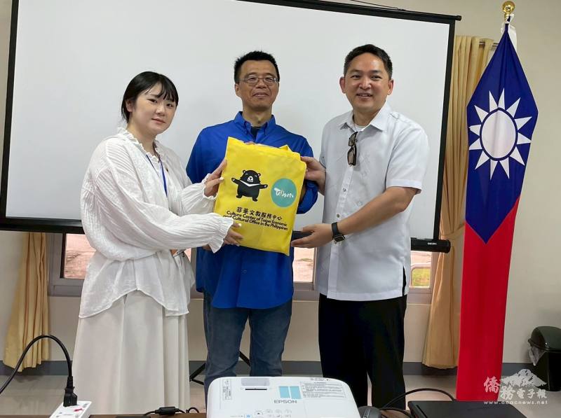 菲華文教中心主任莊博智(右)、組長羅涓寧(左)致贈紀念品予農技團團長李泰昌