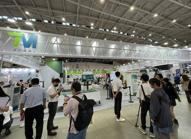 台灣機器人與智慧自動化展將於20日起至23日舉行，整合人工智慧（AI）的機器人和自動化軟硬體應用成為焦點。圖為2024年展會現場達明機器人展區