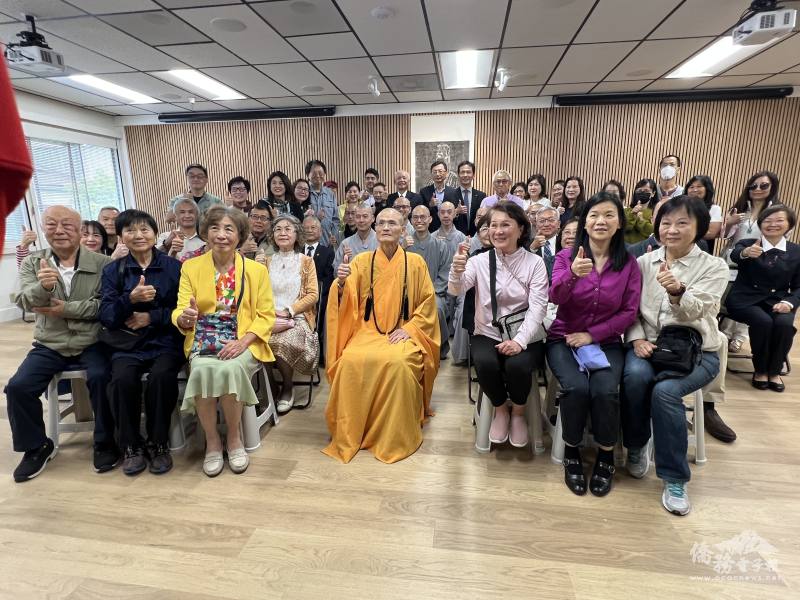 果暉法師與信眾合影