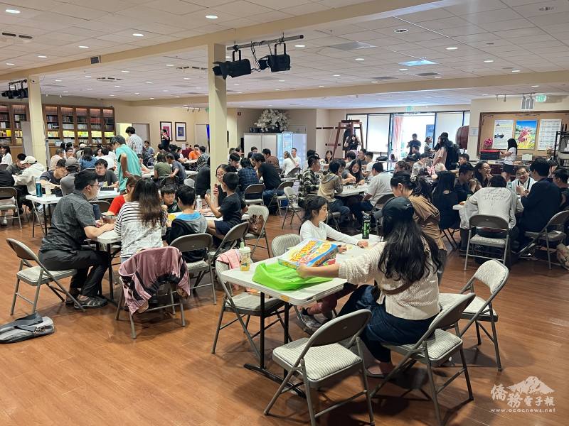 桌遊種類豐富，吸引超過百位僑胞及校友參加