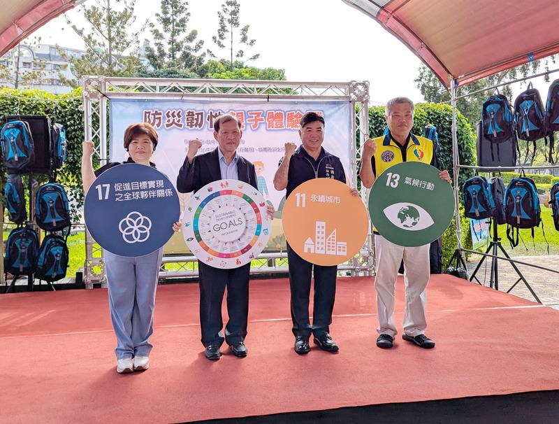 中國醫藥大學附設醫院17日舉辦「防災韌性親子體驗營」，中醫大附醫院長周德陽（左2）、台中市消防局長孫福佑（右2）、台灣防災士協會副理事長李瑞陽（右）、中醫大附醫行政副院長楊麗慧（左）等人出席