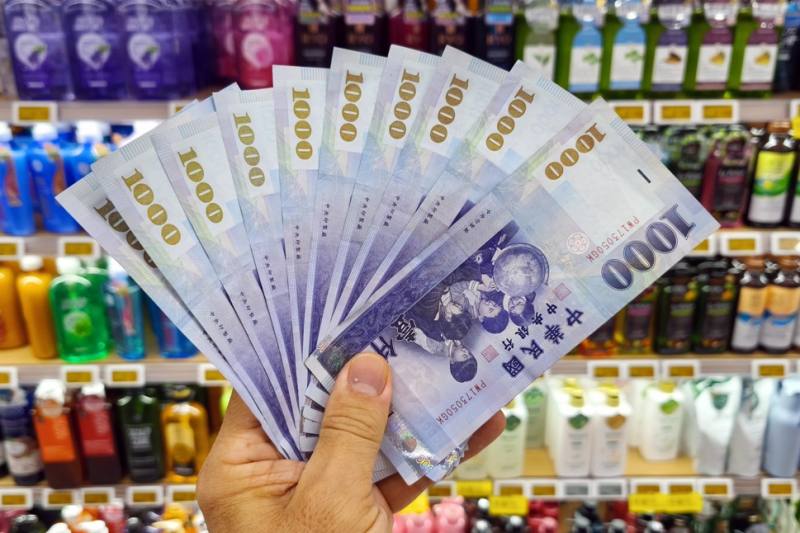 主計總處下修今年民間消費成長率至0.85%，成長率不到1%