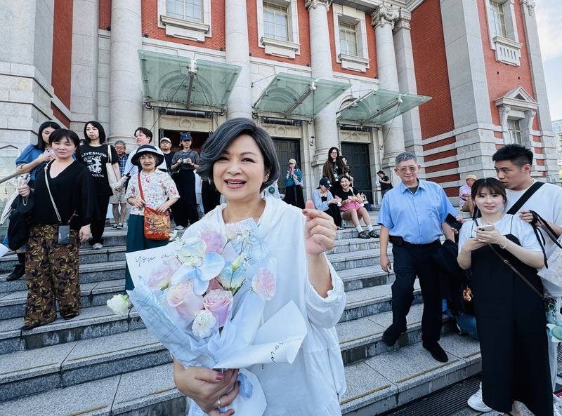 文化部主辦的「We TAIWAN台灣文化in大阪．關西世博」系列活動「台灣電影的璀璨今昔」，16日在大阪市中央公會堂播映李安導演的經典作品「飲食男女」。影后楊貴媚表示，能看到31年前的台灣電影保存至今，並由國家電影及視聽文化中心修復，再次與日本觀眾見面，真的很開心