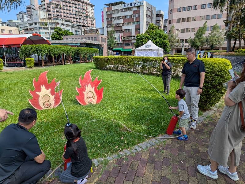 中國醫藥大學附設醫院17日與台中市消防局、台灣防災士協會等單位共同舉辦「防災韌性親子體驗營」，親子體驗滅火器等防災設施