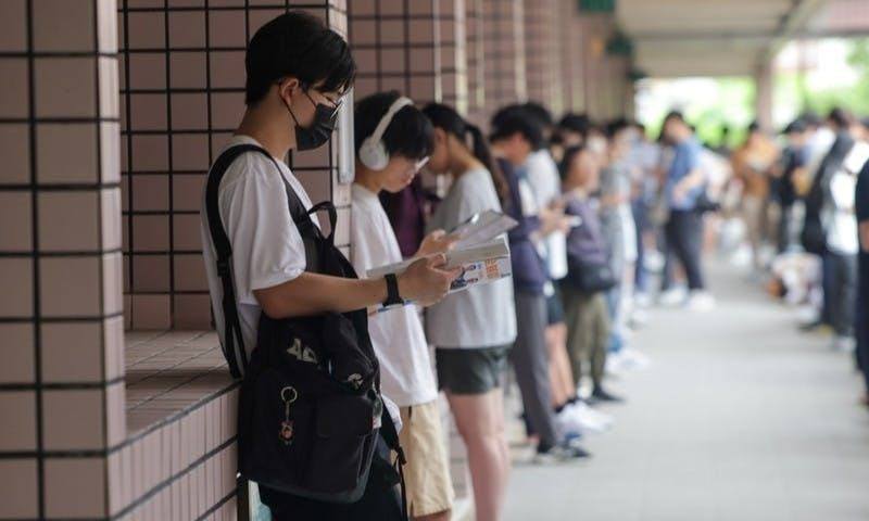 114學年度分科測驗7月舉行，台北市松山高中考場考生在走廊專心複習考科