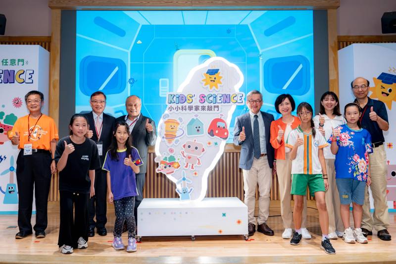 由國科會舉辦「Kids’Science—小小科學家來敲門」活動首度登陸臺中，今(17)日於國立自然科學博物館熱鬧展開，本次活動以「科學時光機 未來任意門」為主題，設置38個科學互動攤位，7個臺語科學教學和2個英語教學攤位，讓學童能在多語言環境中探索科學知識，體現語言與學習的多樣融合。(後排左起)國科會科國處處長李旺龍、大葉大學副校長葉釋仁、科博館館長黃文山、國科會主委吳誠文、立法委員何欣純、立法委員張雅琳、國科會生科處處長楊台鴻