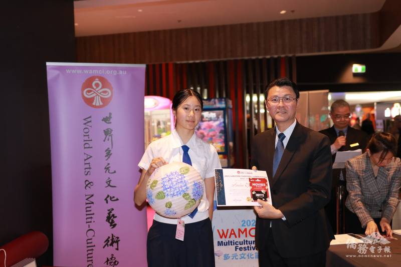 駐布里斯本辦事處處長范厚祿頒獎肯定獲獎同學