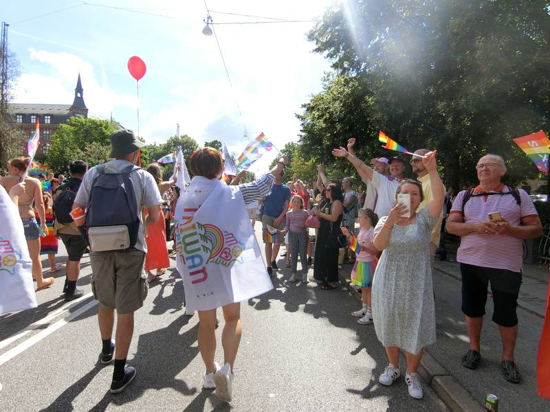 台灣的知名度比過去更高，參加哥本哈根驕傲大遊行的台灣隊遊行隊伍受到在場民眾熱情的歡呼與掌聲