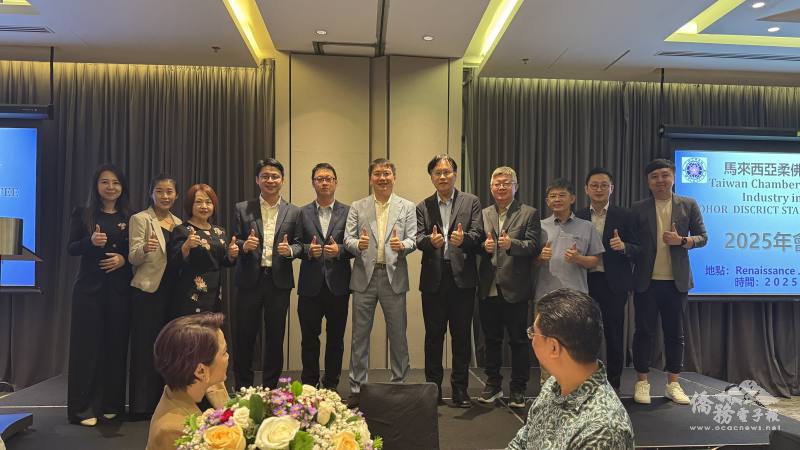 柔佛州台灣商會會長拿督彭士豪(中)暨第18屆理監事團隊