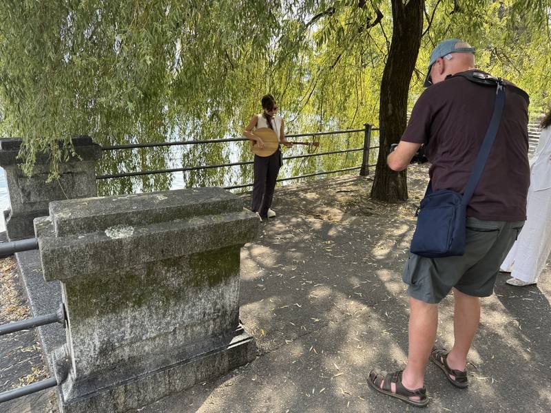 2025盧卡諾影展台灣短片「工」影展宣傳期間，台灣月琴音樂家鄭宜雰在盧卡諾獻藝，民眾佇足拍照，展現音樂無國界