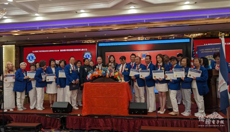 洛杉磯中華民國退伍軍人獅子會成立 ，會員宣示獲頒證書