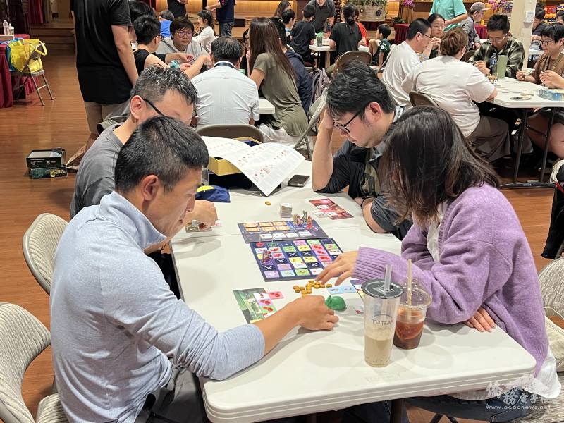 參加桌遊活動僑胞及校友聚精會神及思考
