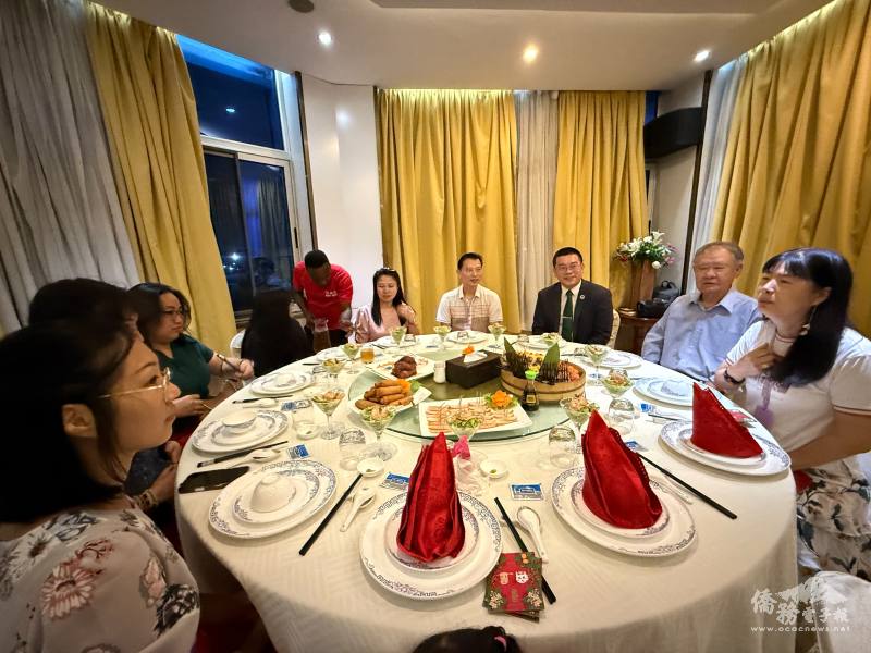 迦納台商會副會長黃經智（右4）及夫人黃湘文（右1）經營之玫瑰飯店旗下共計有13家不同類型餐廳，成為迦納臺僑商界聚晤首選地點