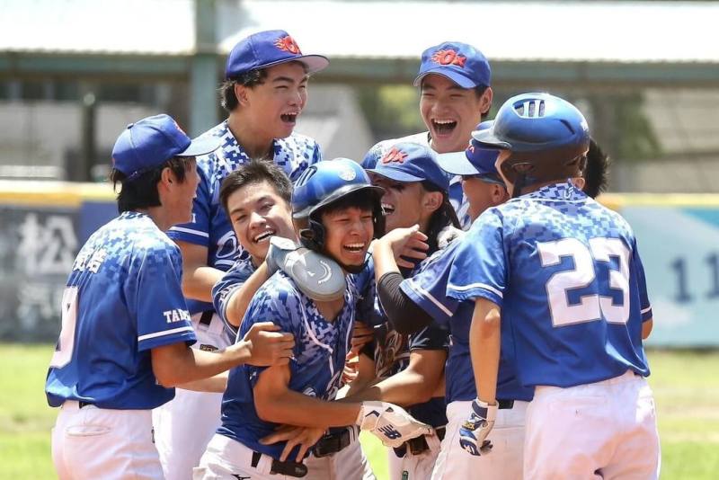 114年全國社區學生棒球大賽17日迎來決賽，野牛男孩（圖）靠著再見安打，最終以7比6擊敗台中向上，順利抱回U18組冠軍。（台灣世界少棒聯盟提供）