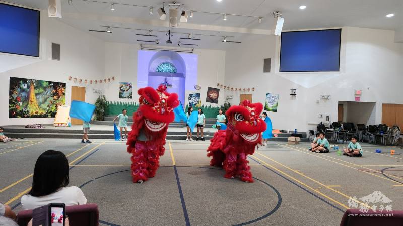 夏令營學員們於結業式上表演舞獅