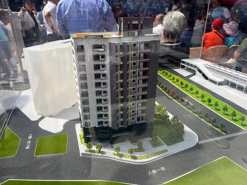 新北市淡水區海天段青年社會住宅，基地位於中正東路二段與八勢一街交叉口旁，為地上12層、地下2層建築，完工後將提供88戶住宅單元。圖為淡水海天段青年社會住宅完工模型。