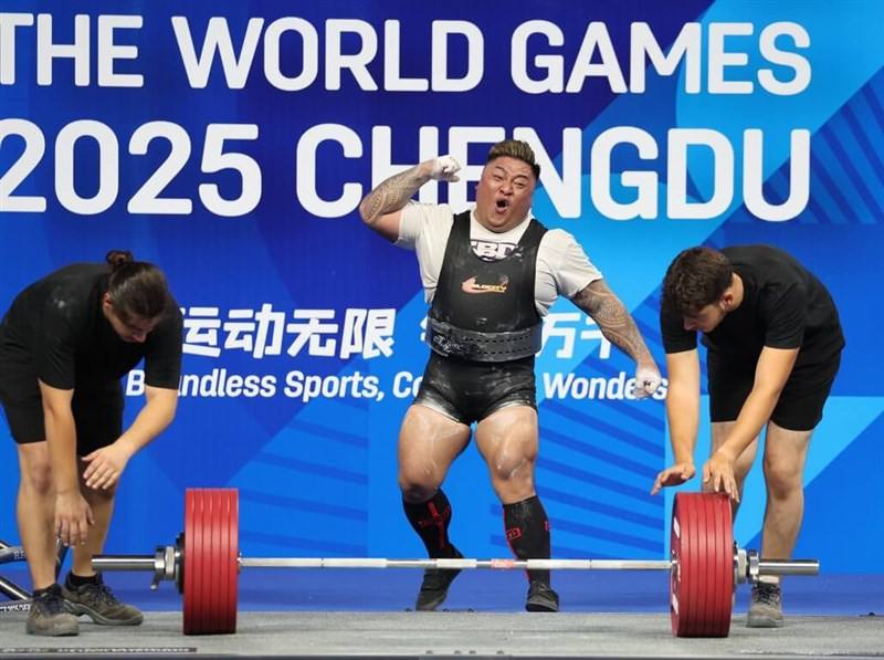 Taiwanese powerlifter Yang Sen (center) at the 2025 World Games in Chengdu, China on Sunday. Photo courtesy of the Chinese Taipei Olympic Committee Aug. 17, 2025