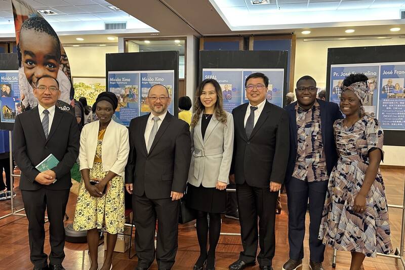 巴西大安基督長老教會17日在聖保羅文教中心舉行創立55週年慶祝活動，來自莫三比克的宣教人士（左2、右1與右2）與教會代表及來賓在「Ximo宣教計畫」展示板前合影，展現跨洲宣教合作成果與希望。