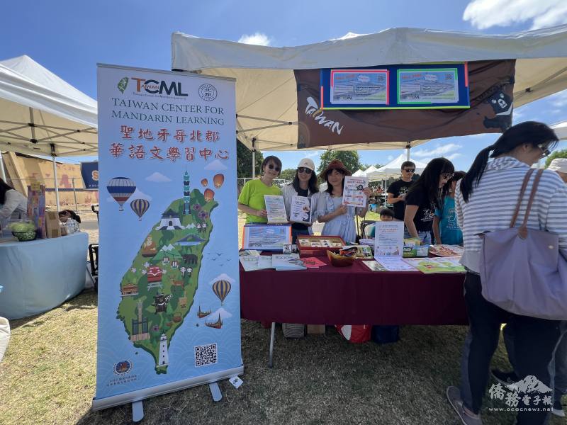 蕭蓓如(二排左三)、僑務促進委員林玉惠(二排左二)、北郡臺灣華語文學習中心主任黃玲玲(二排左一)向民眾們推廣僑委會六大社群平臺