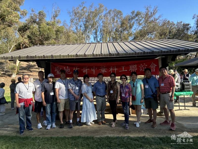 橙縣文教中心主任蕭蓓如(左六)、駐洛杉磯辦事處科技組組長周立偉(右六)與眾僑領及科工會理事合影