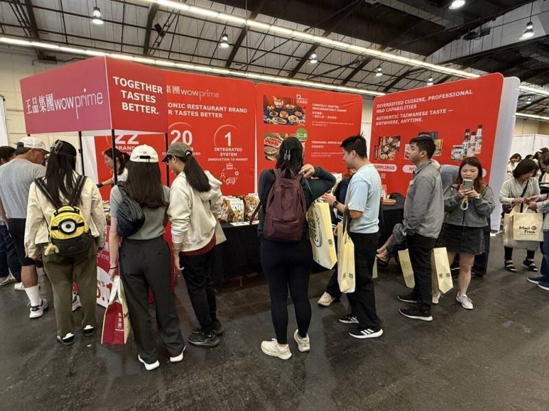 連鎖餐飲集團王品旗下子公司萬鮮今年首度參加美國亞洲美食及文化大展，現場提供試吃，受到國際買家及在地消費者關注。（王品集團提供）
