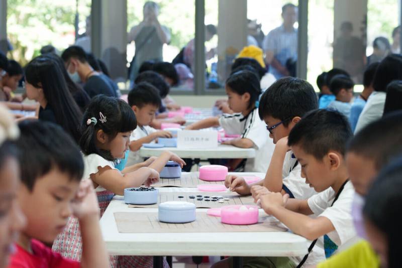 國立故宮博物院17日首度在北部院區舉辦圍棋大賽，300名參賽者遍布各年齡層，現場加上觀賽親友，故宮北院全區觀眾達千人。（故宮提供）