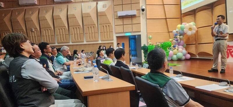 成立有75週年的澎湖家扶中心17日首度舉辦成年禮活動，自立青年的陳賢生主任醫師（右）以「你的想法會決定有多勇敢」來期勉家扶學子，來迎接人生的挑戰。