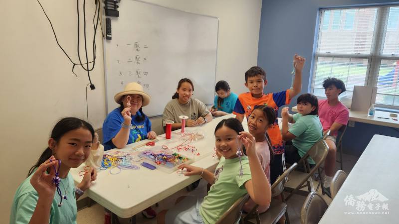 學員們開心學習新式結飾