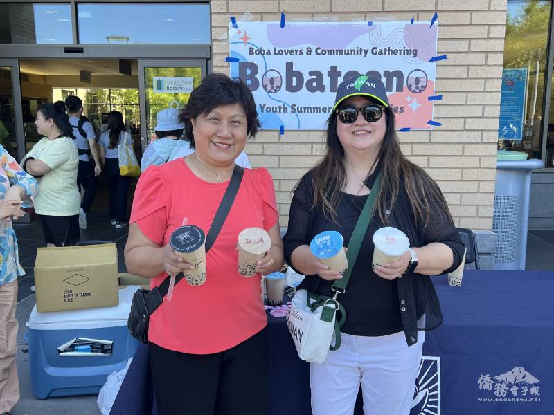 「真心愛臺灣」會長高椿惠（右）與Cupertino市長趙良芳（左）共同行銷臺灣的珍珠奶茶