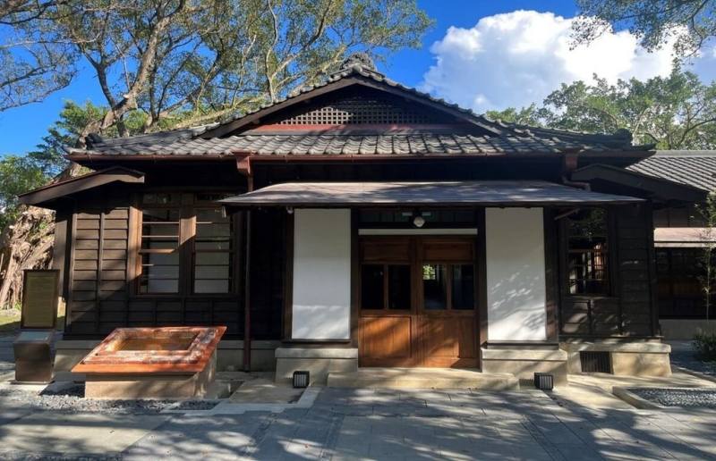 台灣港務公司基隆分公司18日針對基隆市歷史建築「高遠新村」發布公告招商，基地面積約934坪，建築物樓地板面積87坪，可經營零售、文創、餐飲等，期盼投資人發揮巧思，將歷史建築活化。（台灣港務股份有限公司基隆分公司提供）