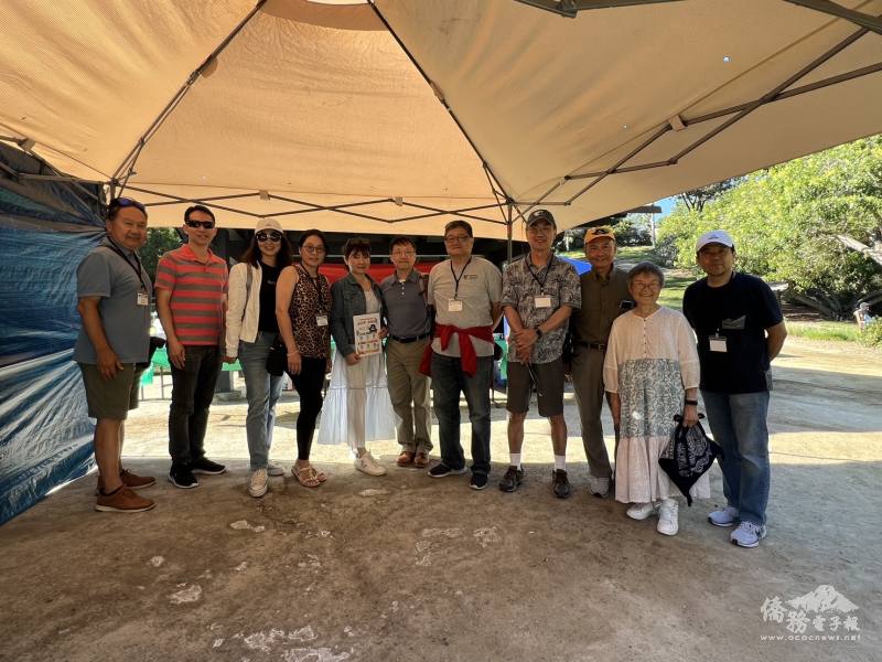 蕭蓓如(左五)鼓勵大家多多利用僑委會六大社群平臺