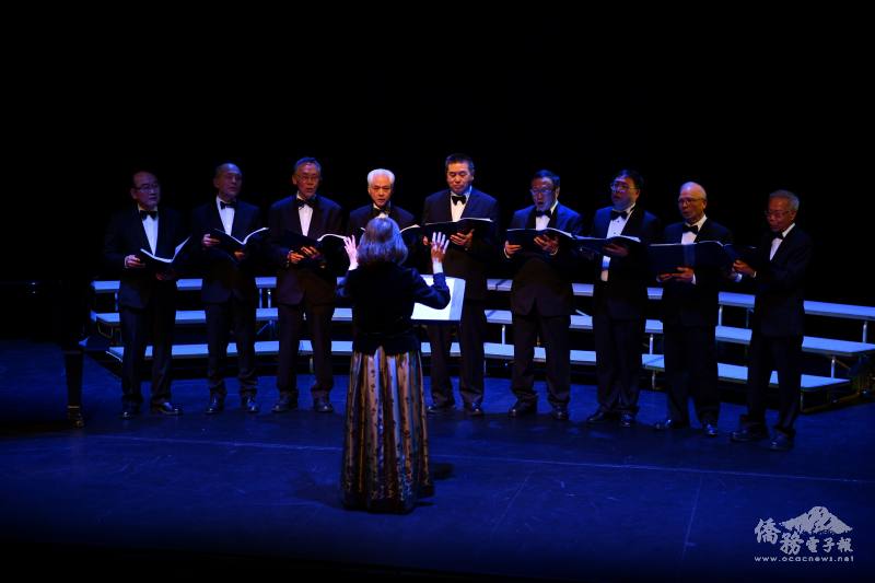 世華男聲合唱氣勢磅薄，博得滿堂彩