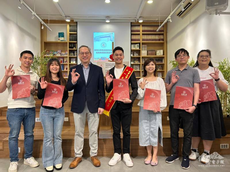 卜正珉主持監誓儀式並頒發證書予校友會第一屆理事