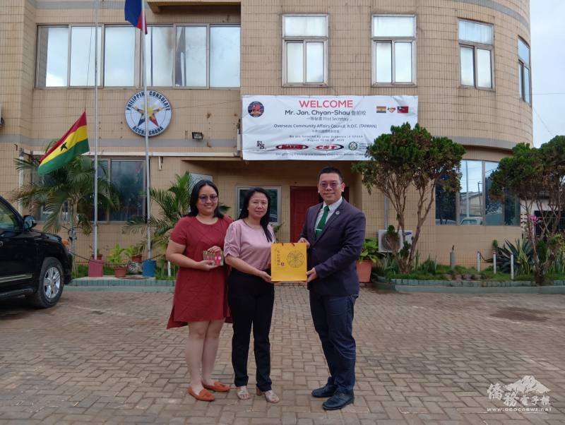 菲律賓駐迦納榮譽領事Maricel Villanueva（中）、正新企業營運行銷經理吳嘉娜（左）訂製歡迎布條迎接詹前校並詳細說明經營概況，詹前校以臺灣文山包種茶回贈